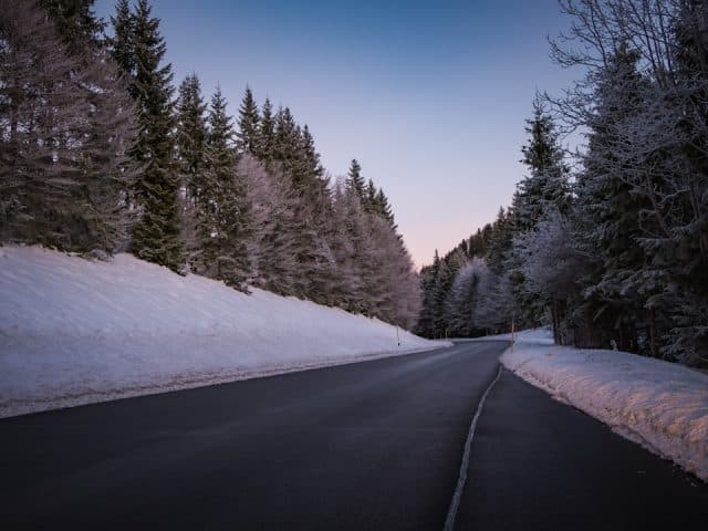 découvrez nos conseils essentiels pour conduire en toute sécurité durant l'hiver. apprenez à affronter des conditions climatiques difficiles, à maitriser la conduite sur routes glissantes et à préparer votre véhicule pour la saison froide.