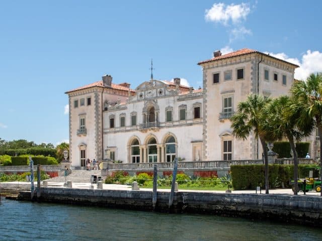 découvrez votre oasis au bord de l'eau avec cette maison de rêve sur le front de mer. profitez de vues imprenables, d'un cadre paisible et d'un accès direct à la plage, le tout dans un intérieur moderne et raffiné.