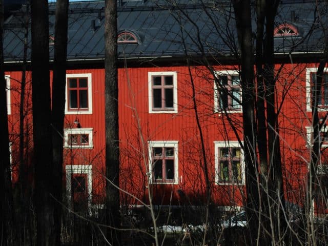 découvrez le charme et la chaleur des maisons en bois. alliant esthétique naturelle et confort, ces refuges offrent une atmosphère unique et écologique. explorez nos modèles et choisissez la maison en bois qui correspond à vos rêves.