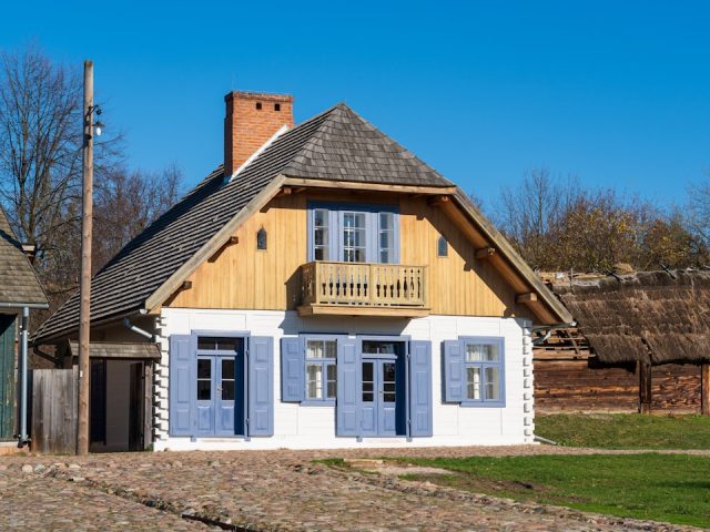 découvrez une maison historique, témoin d'un riche patrimoine et d'une époque révolue. plongez dans son histoire fascinante, son architecture unique et ses secrets préservés au fil des ans.